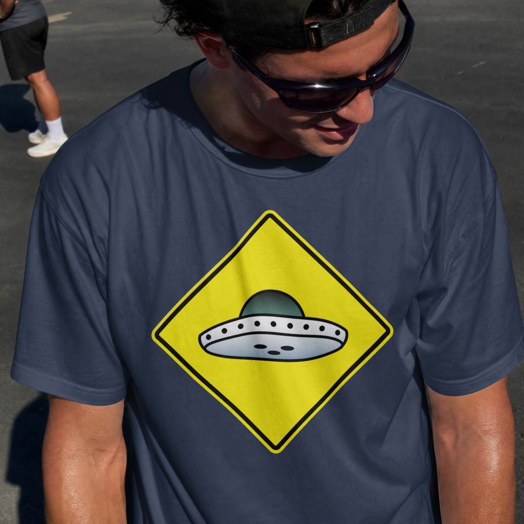 UFO Crossing T‑Shirt ︱ Retro Warning Sign Alien UFO Tee